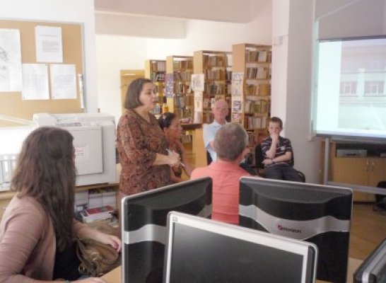 Elevii de la Călinescu şi membrii delegaţiei Barrow, discuţii pe tema voluntariatului